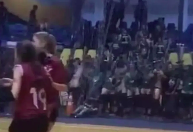 Unisa expulsa alunos que ficaram nus em jogo de vôlei