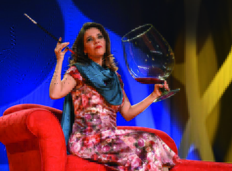 Flávia Reis questiona bordão de “mulheres histéricas” em solo cômico