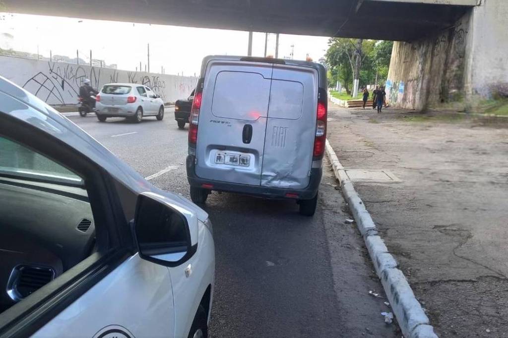 Furgão com 1 870 multas é flagrado na pista local da marginal Pinheiros