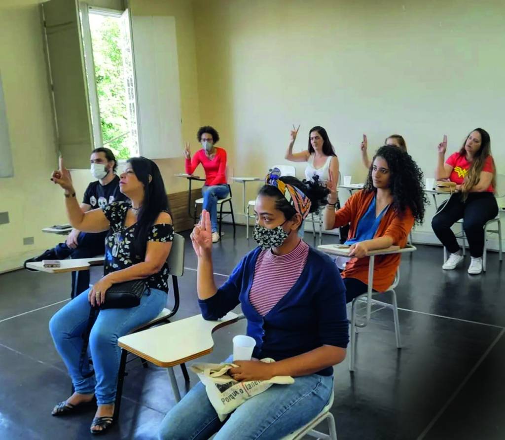 Tradutora leva ensino gratuito de libras para comunidades de SP
