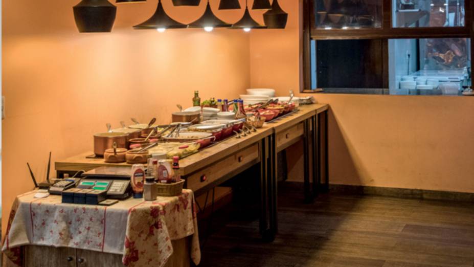 O salão: refeição em bufê O salão: refeição em bufê