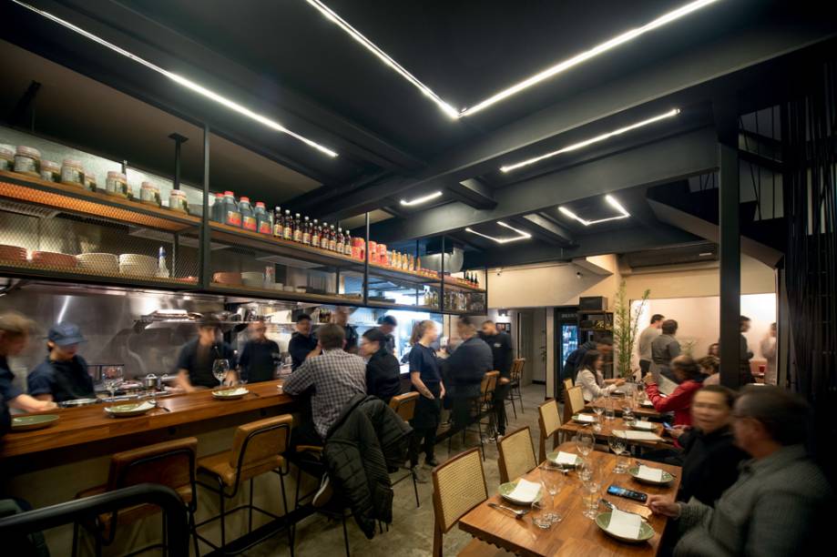 Salão pequeno e concorrido: do Ping Yang Thai Bar & Food Salão pequeno e concorrido: do Ping Yang Thai Bar & Food