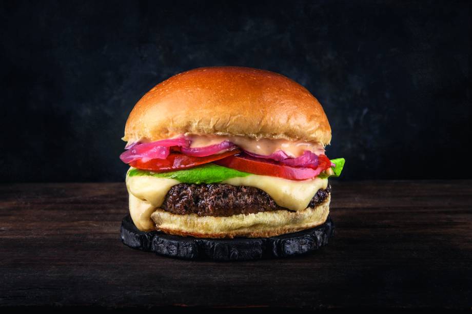 O t.t. burguer: sanduíche com nome da casa tem como base carne angus, picles de cebola-roxa e queijo meia cura O t.t. burguer: sanduíche com nome da casa tem como base carne angus, picles de cebola-roxa e queijo meia cura