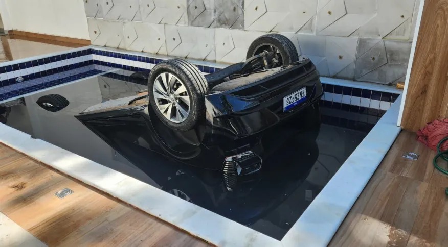 Mulher morre afogada após carro cair em piscina no Guarujá