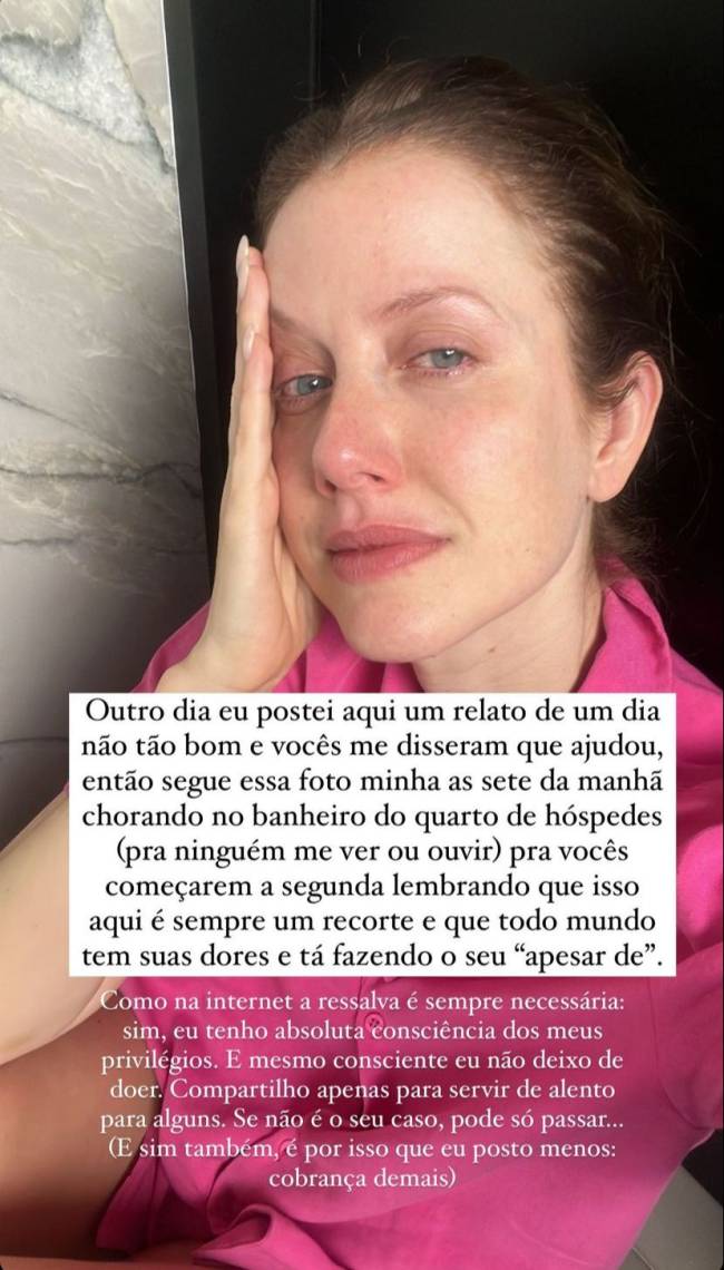 gabriela prioli está sem maquiagem, com lágrimas nos olhos e com a mão direita apoiada no rosto. em cima da foto, ela publicou um desabafo (descrito no texto da nota publicada pela vejinha)