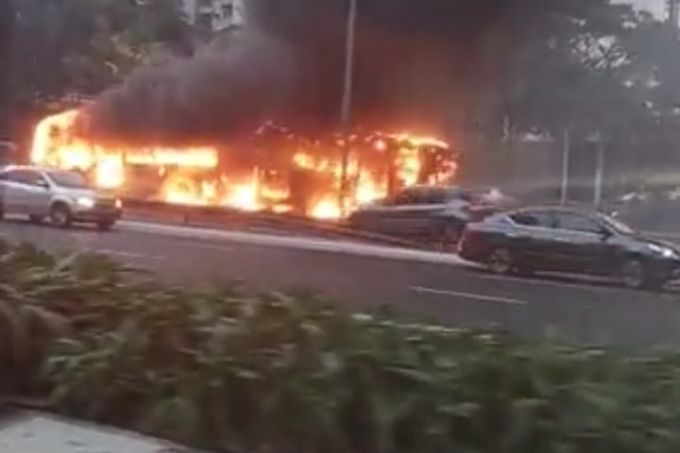 Ônibus temático do The Town pega fogo a caminho do festival