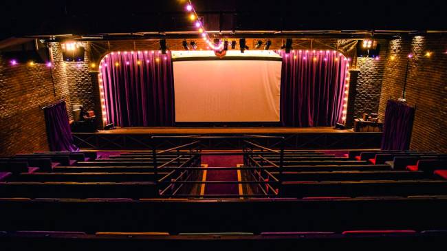 Palco do antigo teatro de bonecos no Tatuapé, voltado para crianças, foi mantido no novo projeto, que espera levar ao espaço do público infantil ao adulto