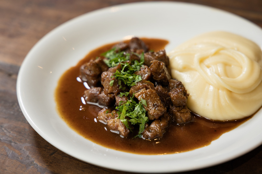 Dalva e Dito – DOM Prato branco com filé com aligot.