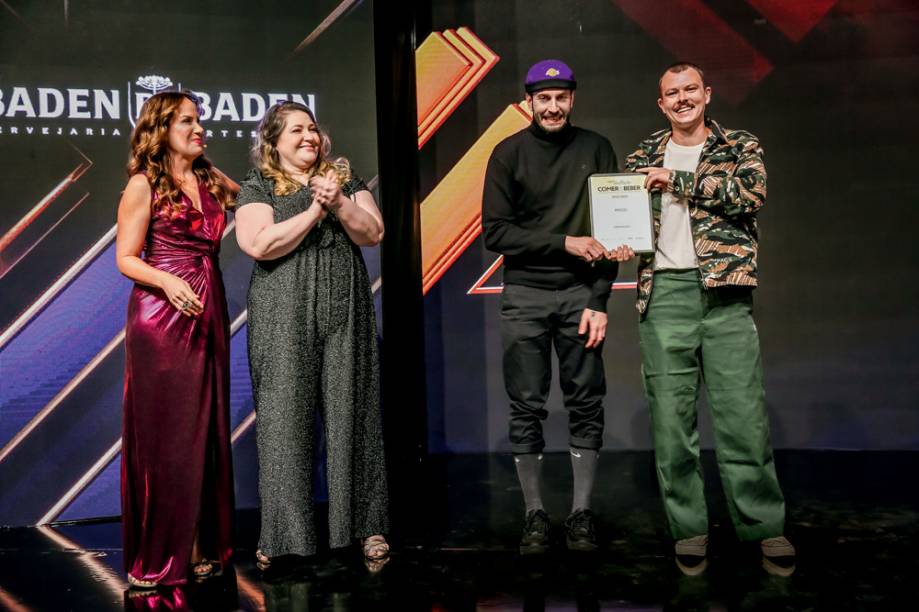 Lula Mascella e Luisinho Siciliano, do Picco: recebem prêmio das mãos da editora-chefe Alessandra Balles, ao lado de Regina Lula Mascella e Luisinho Siciliano, do Picco: recebem prêmio das mãos da editora-chefe Alessandra Balles, ao lado de Regina