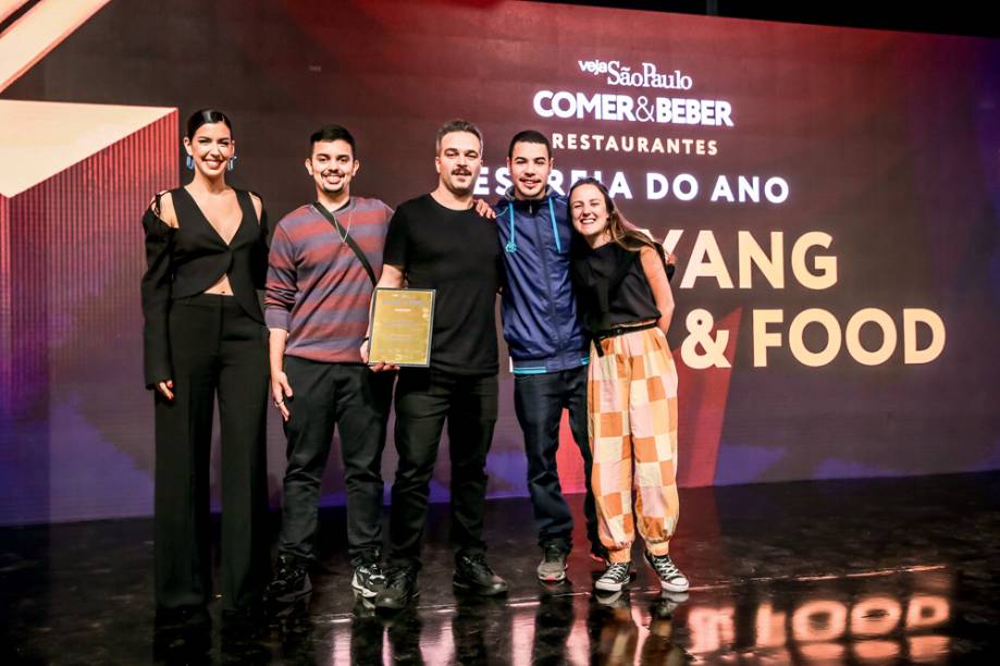 Camila Coutinho com o chef Maurício Santi (com a placa) mais Alef, Gabriel e Julia, da equipe do Ping Yang: estreia do ano Camila Coutinho com o chef Maurício Santi (com a placa) mais Alef, Gabriel e Julia, da equipe do Ping Yang: estreia do ano