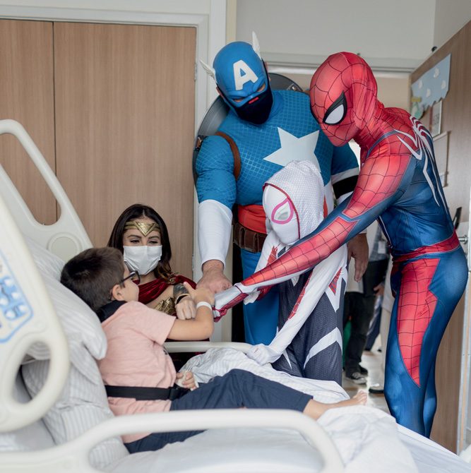 Conheça super-heróis voluntários que visitam crianças em hospitais