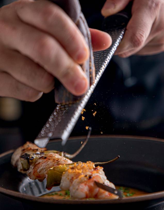 Espetinho de camarão com pimenta verde: com siri e bottarga Espetinho de camarão com pimenta verde: com siri e bottarga
