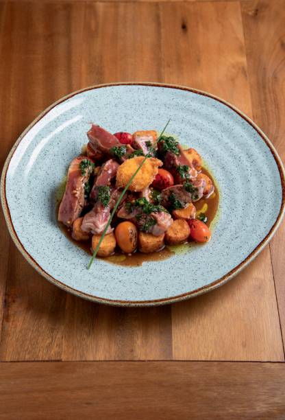 Tagliata de angus: com molho de mostarda de dijon, gema de ovo e nhoques fritos com ervas