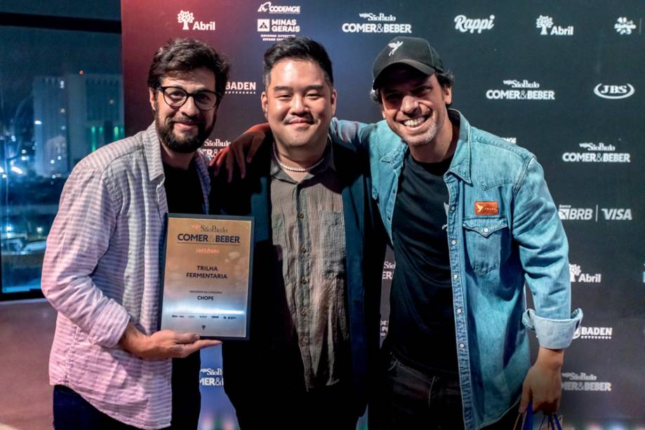 Beto Tempel e Daniel Bekeierman, com o crítico Saulo Yassuda ao centro: melhor chope Beto Tempel e Daniel Bekeierman, com o crítico Saulo Yassuda ao centro: melhor chope