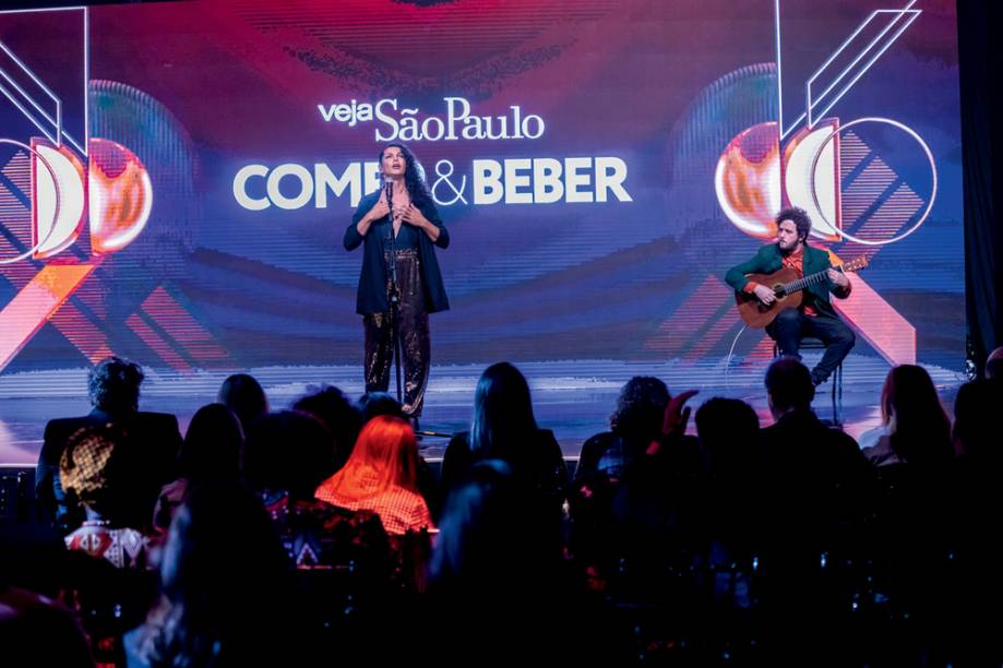 A cantora Assucena: atração musical da noite