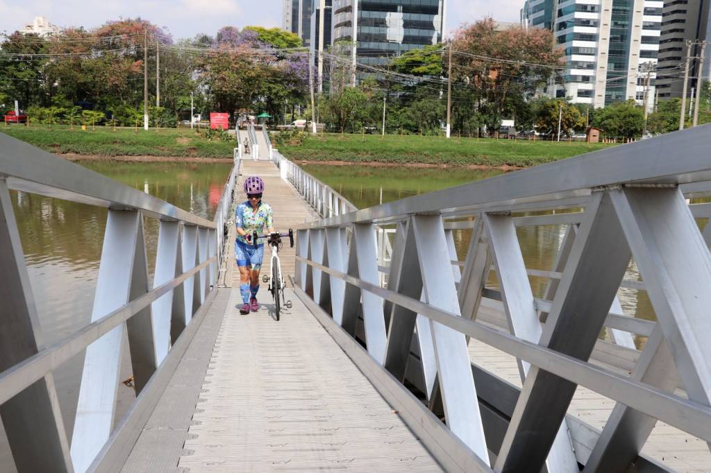 Passarela flutuante liga ciclovia do Pinheiros ao Parque Bruno Covas