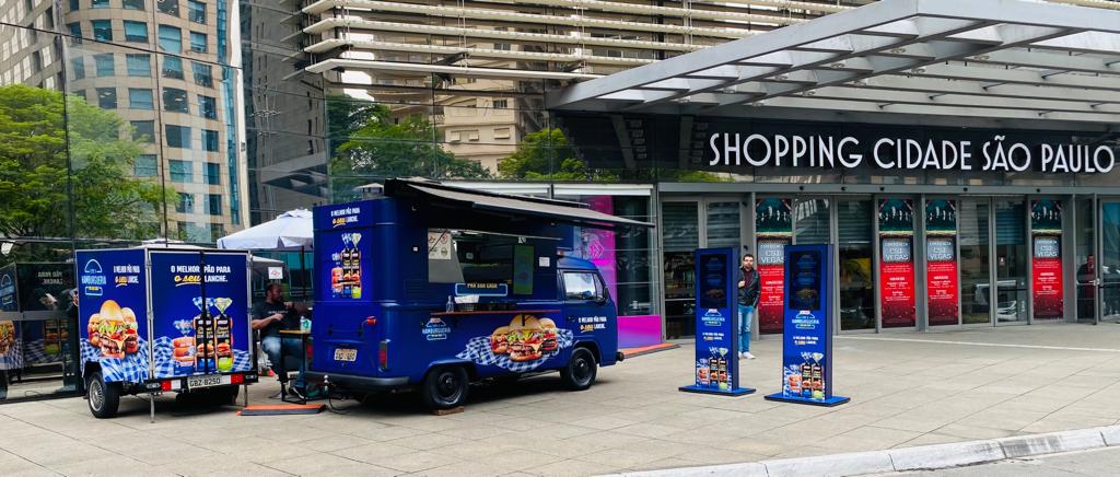 Food truck distribui hambúrguer de graça na Avenida Paulista