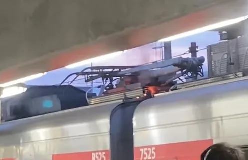 Trem da Linha 8-Diamante pega fogo e prejudica operação