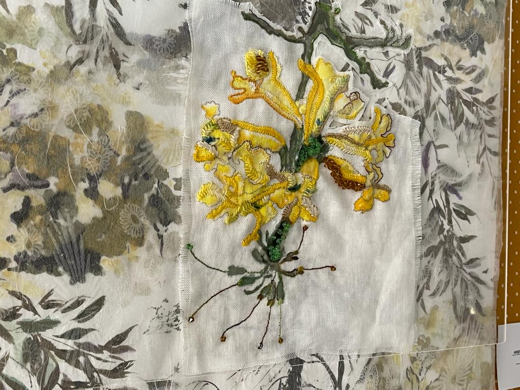 Mostra ‘Arquitetura das Emoções Humanas’ une o bordado e a aquarela