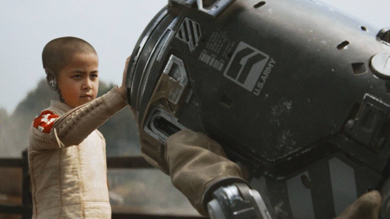 Menino toca em robô