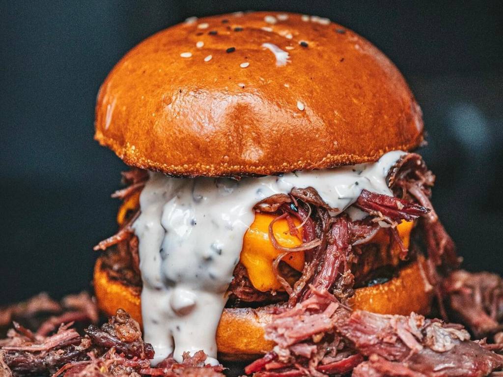 Holy Burger celebra dez anos com chefs convidados e apresentações musicais