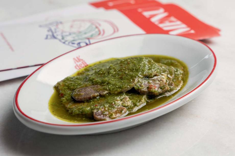 Escabeche de língua: fatias de carne ao molho de azeite, ervas e alho Escabeche de língua: fatias de carne ao molho de azeite, ervas e alho