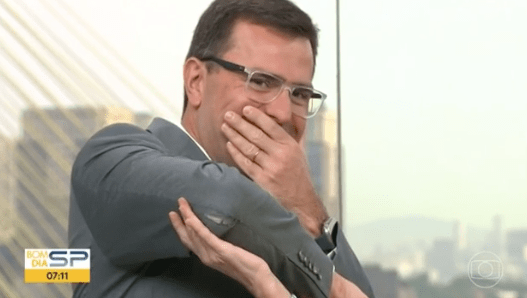 Internautas alertam Rodrigo Bocardi sobre terno rasgado ao vivo