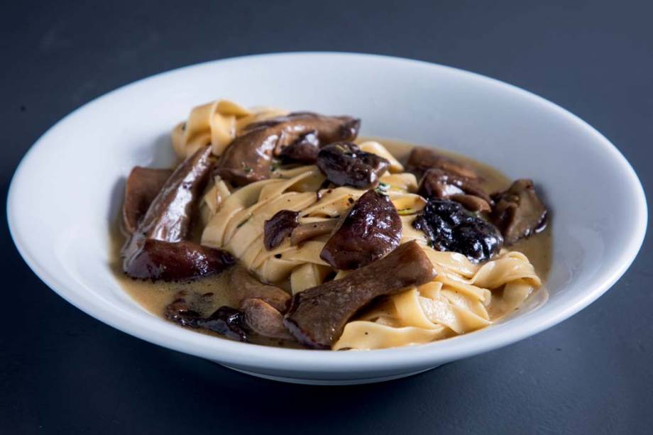 Fettuccine na manteiga: adição de cogumelos eryngui, shiitake e portobello grelhados