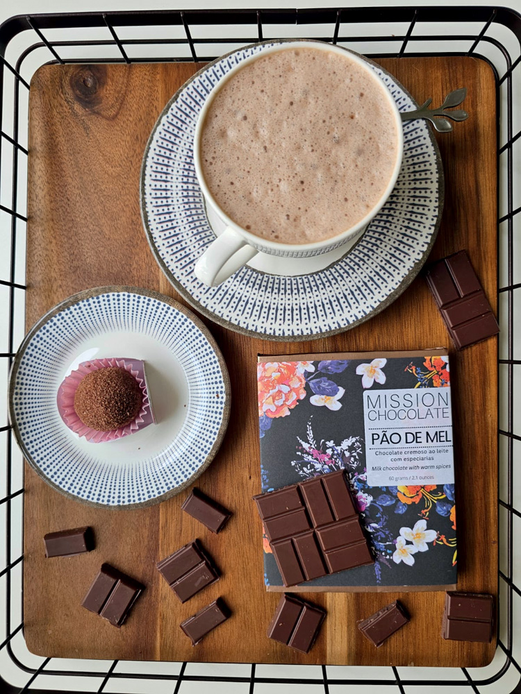 Circuito Comer & Beber – Mission Chocolate foto aérea de chocolate quente, brigadeiro e quadrados de chocolate espalhados sobre bandeja de madeira