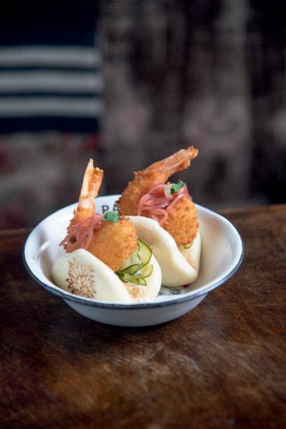 Bao: servido em dupla com recheio de camarão Bao: servido em dupla com recheio de camarão