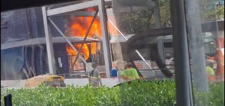 Ônibus pega fogo na Avenida Rebouças e causa lentidão no trânsito