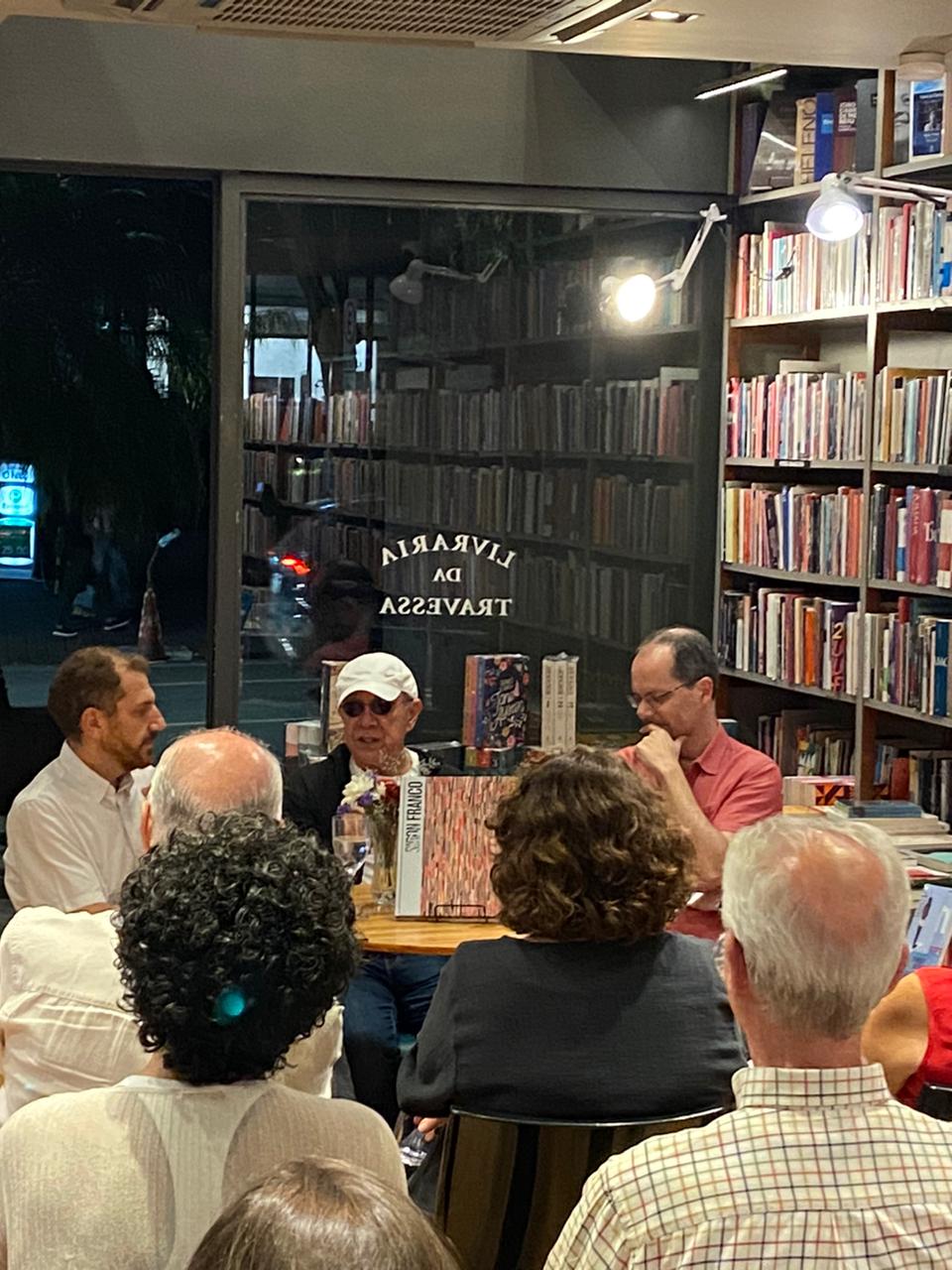 Cosac lança 1° livro após retorno ao mercado na Livraria da Travessa