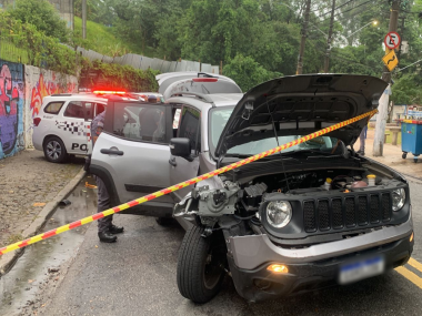 Adolescentes derrubam portão para roubar carro em Santo André