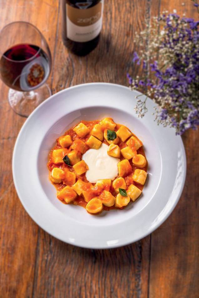 Nhoque ao molho de tomate fresco e manjericão: com queijo stracchino derretido Nhoque ao molho de tomate fresco e manjericão: com queijo stracchino derretido