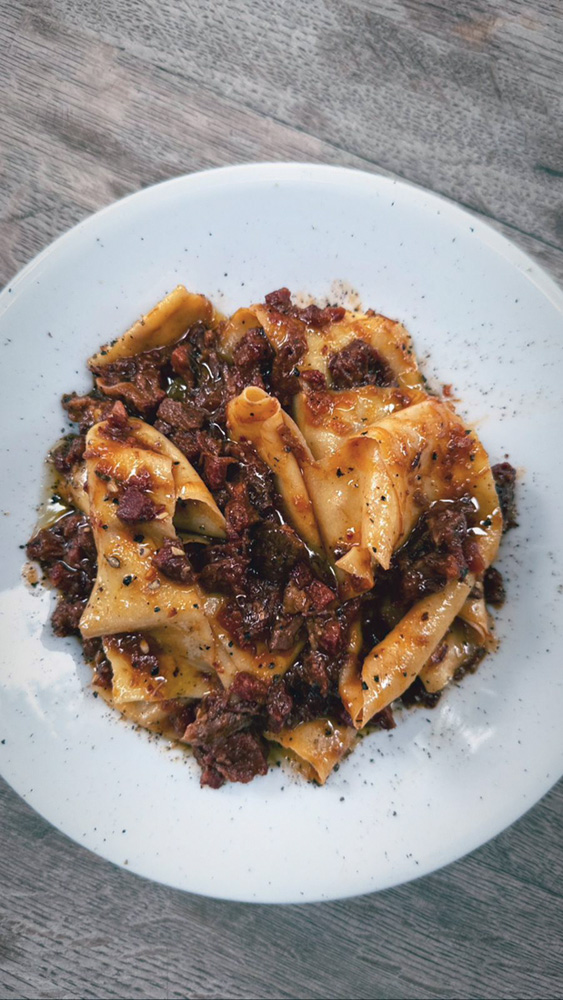 Circuito Comer & Beber – Elevado Bar Foto aérea de prato de louça branca com pappardelle com ragu de carne