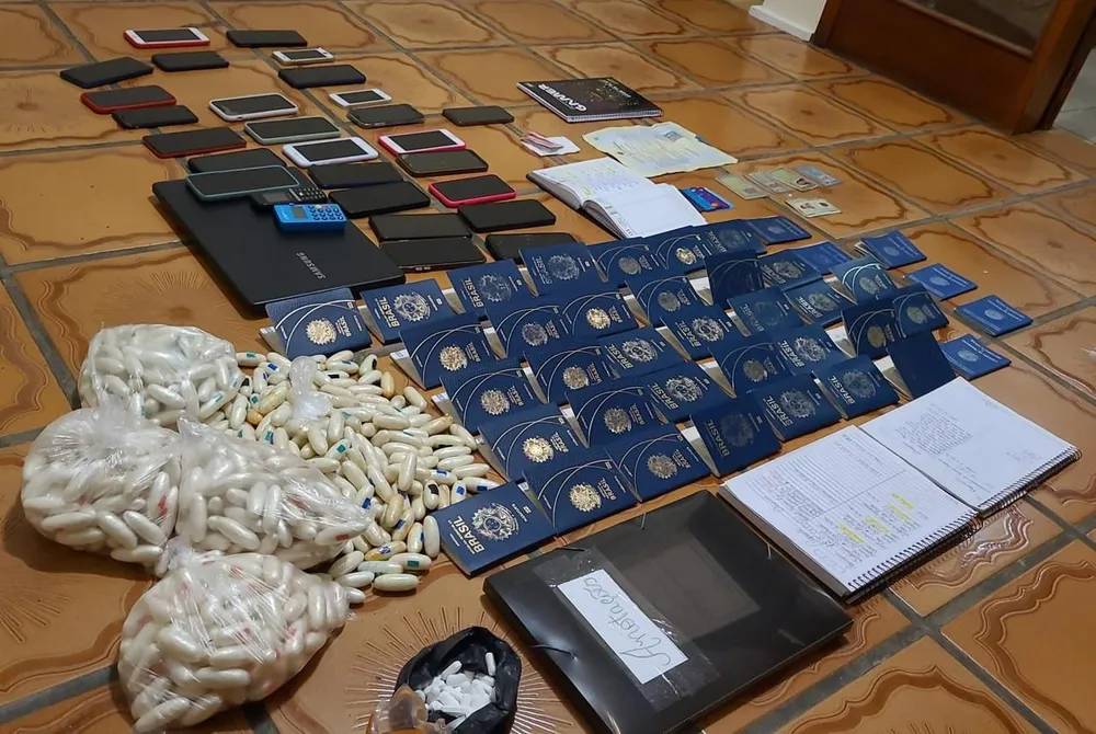 Polícia localiza imóvel na Zona Oeste com 33 pessoas que atuavam como ‘mulas’