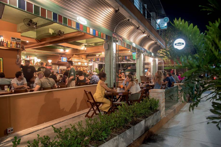 Fachada do Bar da Adelaide: em uma esquina arejada da Vila Leopoldina