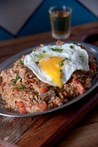 Arroz de suã: camuflado por ovo frito