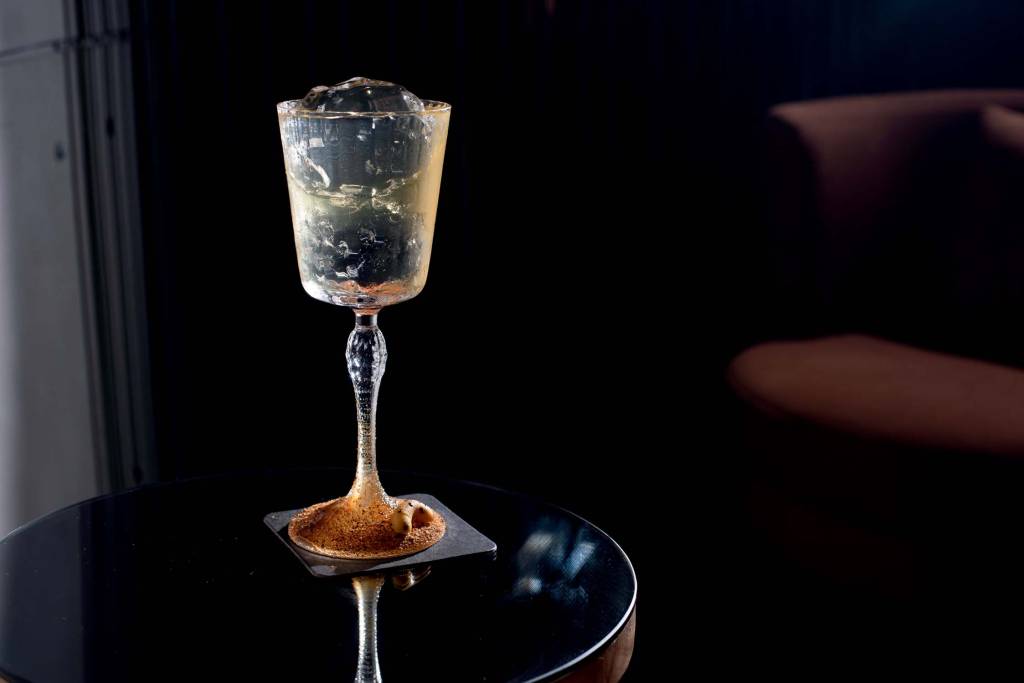 Drunks serve bebidas que começam a ser elaboradas na cozinha. Leia crítica