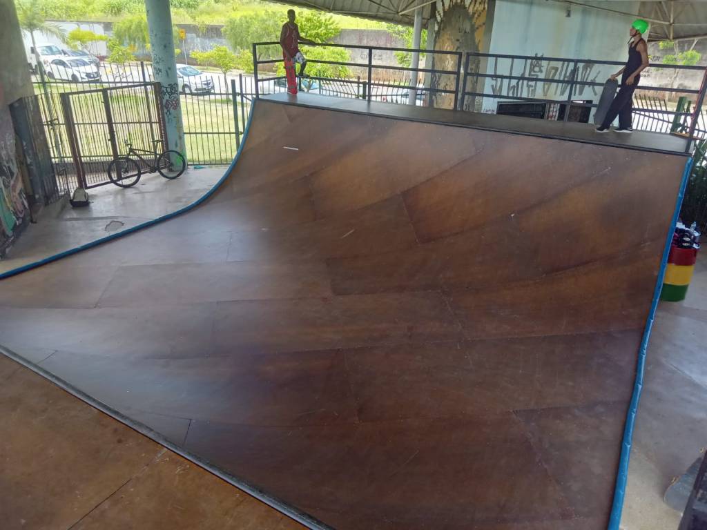 Bob Burnquist inaugura pista de skate em SP