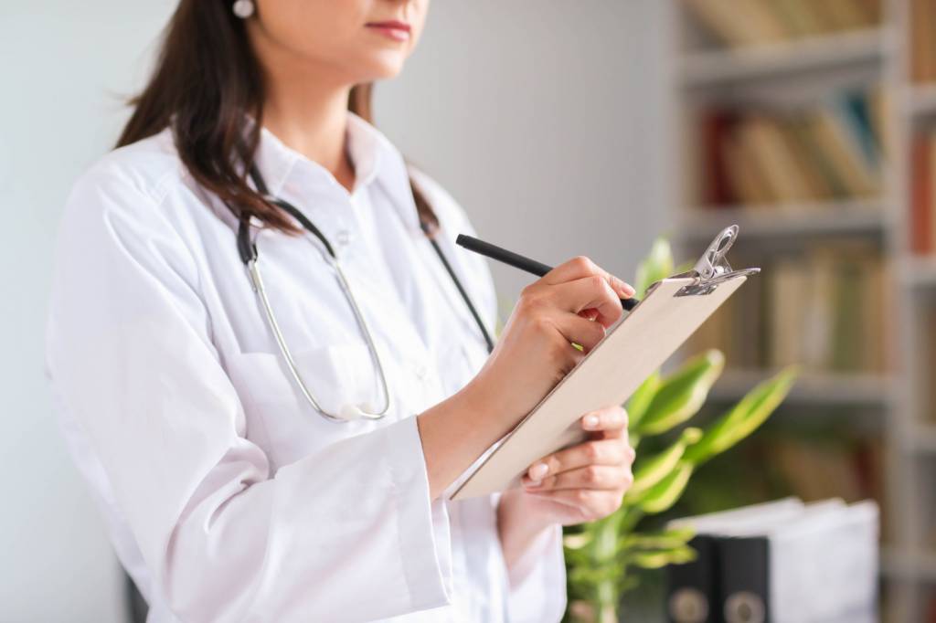 Seis em cada dez médicas já sofreram assédio no trabalho