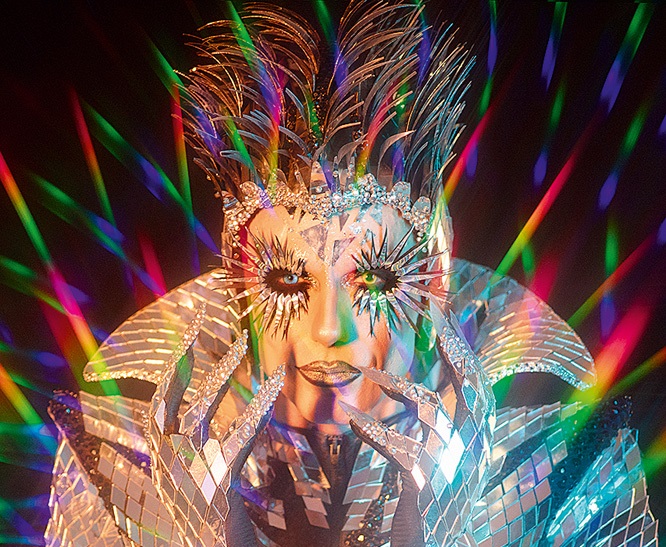 Betina Polaroid interpreta David Bowie em baile no Cine Joia