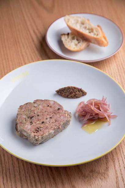 Terrine de campagne:  mix de carnes de porco com pistache e picles de cebola