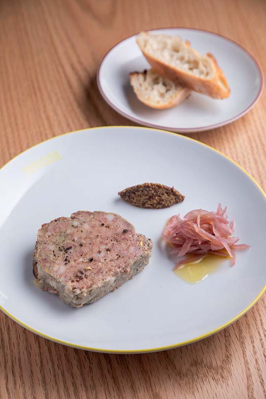Terrine de campagne: mix de carnes de porco com pistache e picles de cebola Terrine de campagne: mix de carnes de porco com pistache e picles de cebola