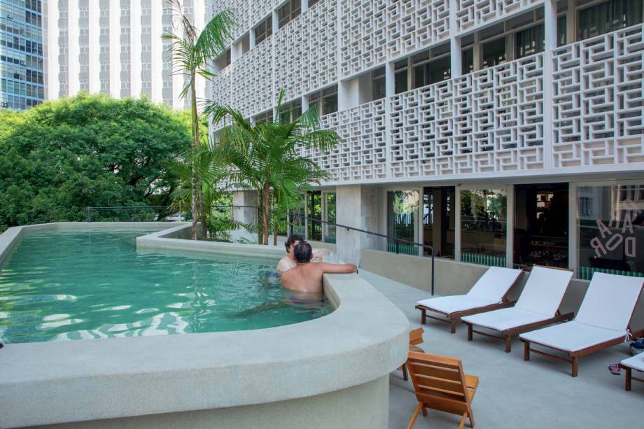 Parador: ambiente com piscina e vista do Edifício Itália