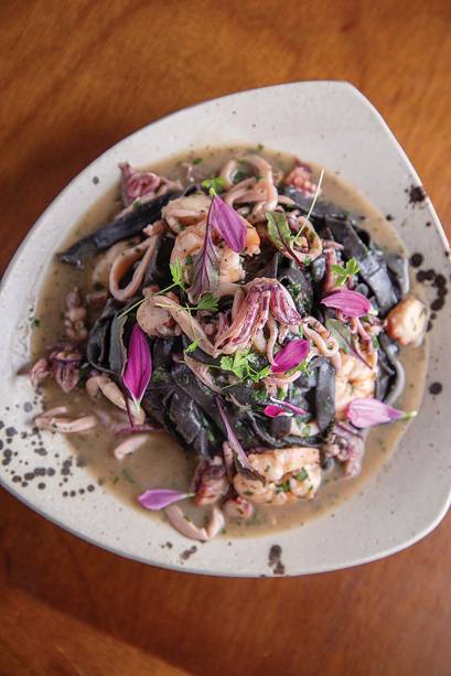 Cala portese do La Maddalena Osteria: linguini negro com camarões, polvo, lula e gremolata