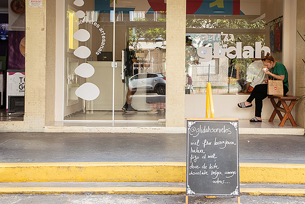 Sorveteria Glidah oferece sabores como doce de gergelim no cone de pão folha