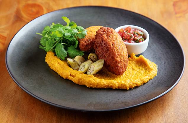 Acarajé vegetariano: vatapá de abóbora, picles de quiabo e molho picante Acarajé vegetariano: vatapá de abóbora, picles de quiabo e molho picante