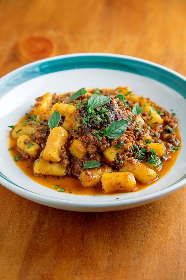 Nnhoque de mandioquinha: com bolonhesa de lentilha, tapenade de alcachofra e parmesão Nnhoque de mandioquinha: com bolonhesa de lentilha, tapenade de alcachofra e parmesão