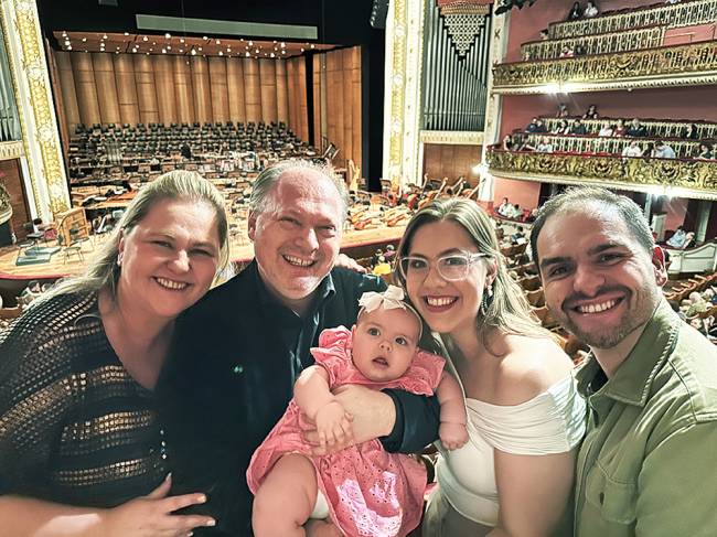 Roberto Minczuk e família Roberto Minczuk (de preto) segura a neta Maria entre a esposa Valeria, a filha Rebecca e o genro Jonatas Cardoso